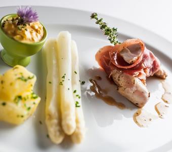 sebastianstocker-hasenkeule-in-rohschinkenmantel-an-terlaner-spargel-mit-bozner-sauce-hirschenwirt-7